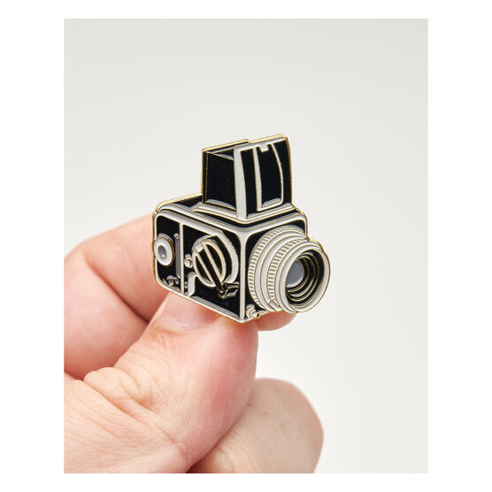 Medium format camera pin badge 