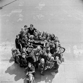 Nigel Henderson: Bert Smith, surrounded by children