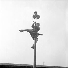 Nigel Henderson: Peter Samuels climbing a lamp post