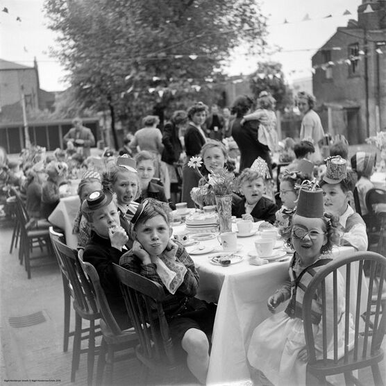 Nigel Henderson: Street party, Bow