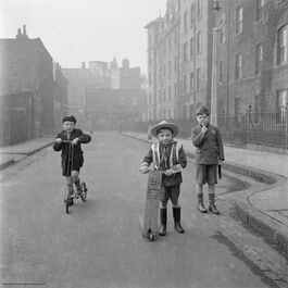 Nigel Henderson: Boys playing on the street