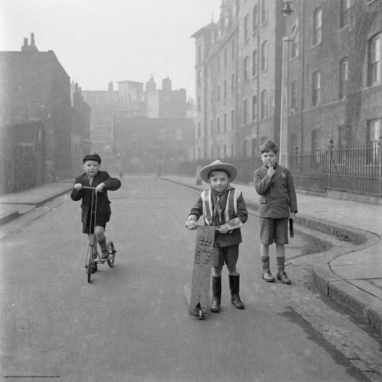 Nigel Henderson: Boys playing on the street