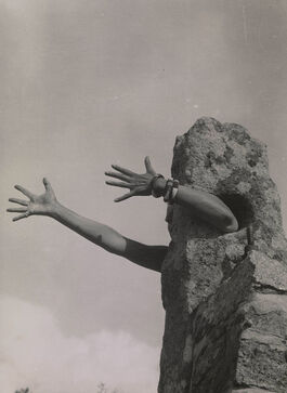 Claude Cahun: I Extend My Arms [Je tends les bras]