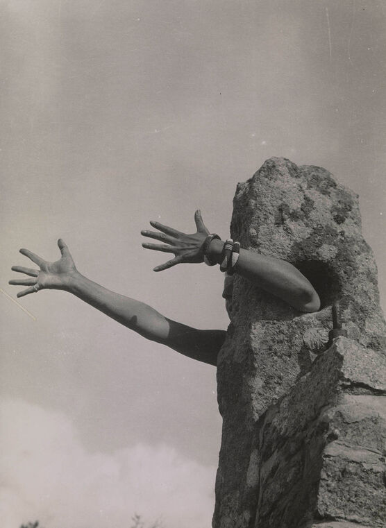 Claude Cahun: I Extend My Arms [Je tends les bras]